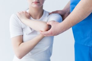 肩の施術を受ける女性