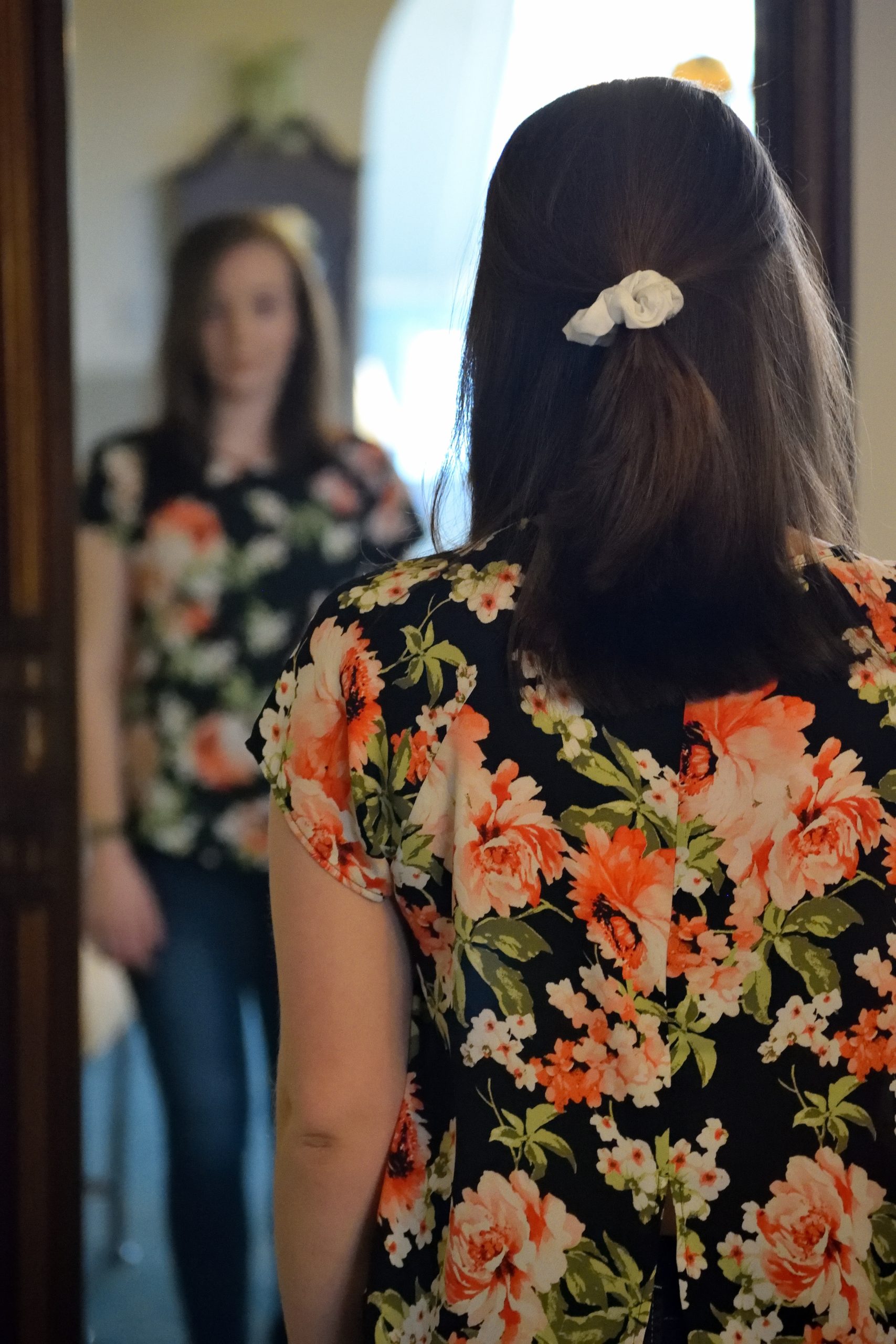 鏡の前に立つ女性