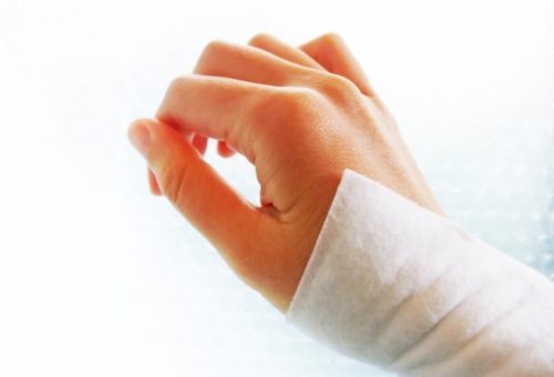 手首に湿布