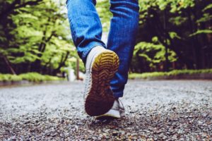 歩くジーンズの女性