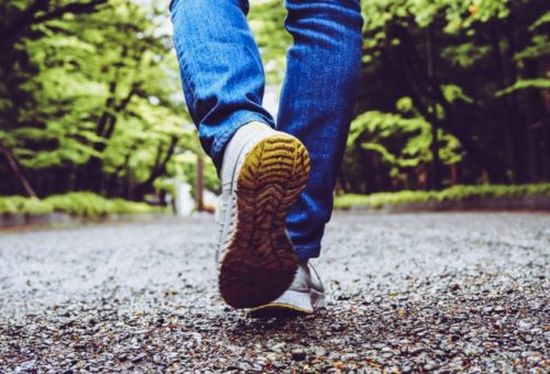 歩くジーンズの女性